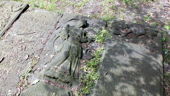 Ein sephardischer Grabstein mit einer Darstellung der Stammmutter auf dem Jüdischen Friedhof Altona © NDR.de Foto: Marc-Oliver Rehrmann