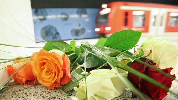 Nach einem Messerangriff auf eine Frau und ihr Kind liegen Blumen am Tatort am Bahnhof Jugnfernstieg. © dpa Foto: Bodo Marks