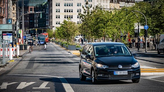 Ein Auto fährt am Jungfernstieg in Hamburg. © IMAGO / Jürgen Ritter Foto: Jürgen Ritter