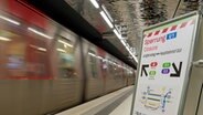 Ein Schild weist am Bahnhof Jungfernstieg auf eine Sperrung der U-Bahnstrecke hin. © picture alliance/dpa Foto: Marcus Brandt