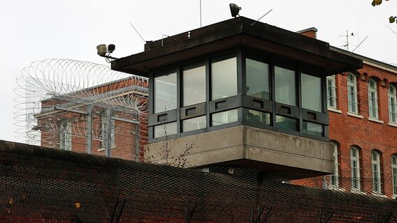 Ein Wachturm der Justizvollzugsanstalt Fuhlsbüttel. © picture alliance / dpa Foto: Axel Heimken