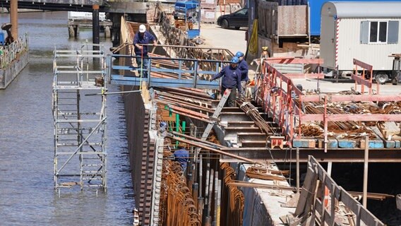 Arbeiter sanieren die historischen Kaimauern am südlichen Zollkanal in der Hamburger Speicherstadt. © picture alliance / dpa Foto: Marcus Brandt