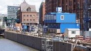 Arbeiter sanieren die historischen Kaimauern am südlichen Zollkanal in der Hamburger Speicherstadt. © picture alliance / dpa Foto: Marcus Brandt