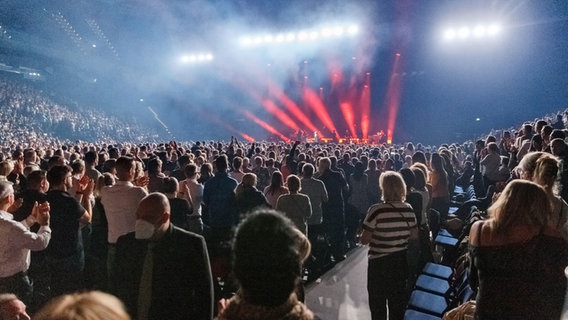 Besucherinnen und Besucher des Roland-Kaiser-Konzerts warten in der Hamburger Barclays Arena auf seinen Auftritt. © picture alliance/dpa Foto: Markus Scholz