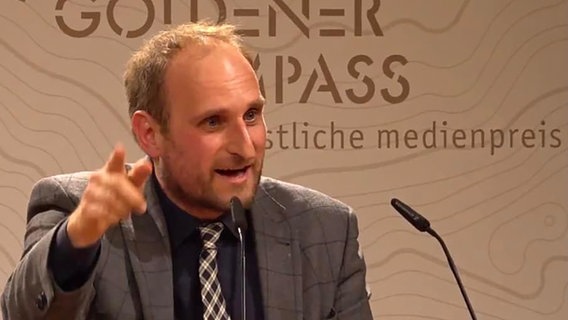 Daniel Kaiser erhält Medienpreis. © NDR Foto: NDR