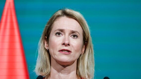 Die estnische Ministerpräsidentin Kaja Kallas an einem Mikrofon. © picture alliance / NurPhoto | Dominika Zarzycka Foto: Dominika Zarzycka