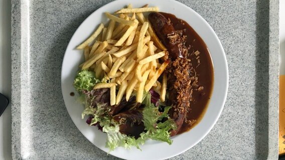 Currywurst und Pommes frites auf einem Kantinentablett. © picture alliance/dpa Foto: Christian Charisius