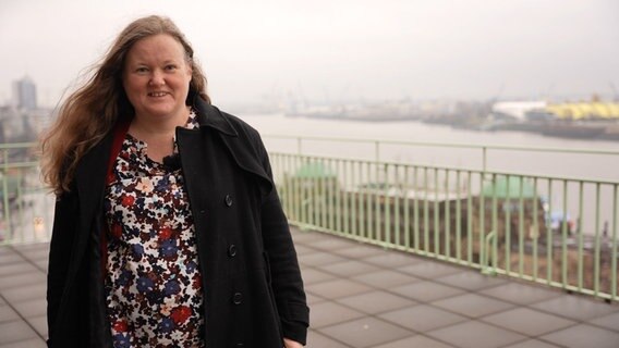 Karina Stockmann, Leiterin des Hamburger Vorhersagedienstes, steht auf einem Balkon des BSH. © NDR Foto: NDR Screenshot