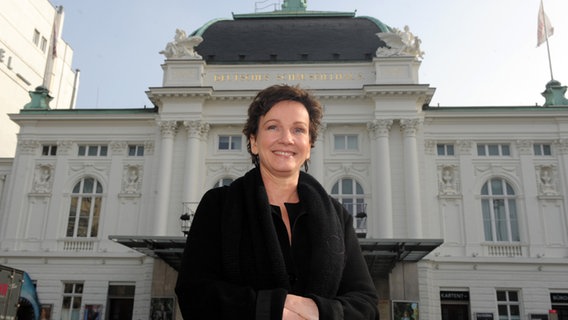 Die künftige Intendantin des Deutschen Schauspielhauses, Karin Beier, steht vor dem Deutschen Schauspielhaus in Hamburg. © dpa Foto: Marcus Brandt