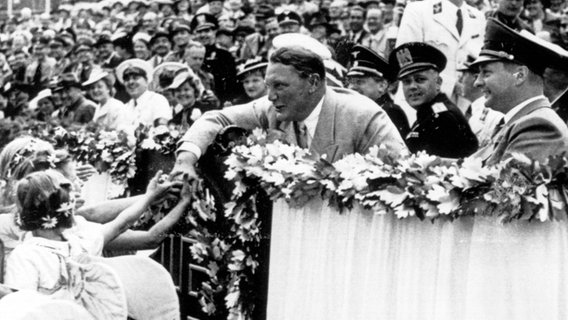 Bei einem Festzug zur KdF-Reichstagung in Hamburg am 23.Juli 1939 sitzt der Gauleiter von Hamburg, Karl Kaufmann (rechts, helle Uniform), hinter Hermann Göring © dpa/ Picture-Alliance 