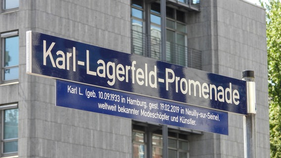 Das Straßenschild der neuen Karl-Lagerfeld-Promenade in der Hamburger Innenstadt. © picture alliance / ABB 