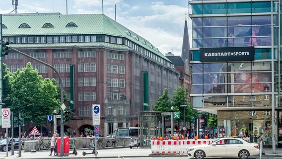 Die Kaufhäuser Galeria Kaufhof Karstadt und Karstadt Sports am Beginn der Hamburger Mönckebergstraße sollen geschlossen werden. © picture alliance/dpa Foto: Markus Scholz