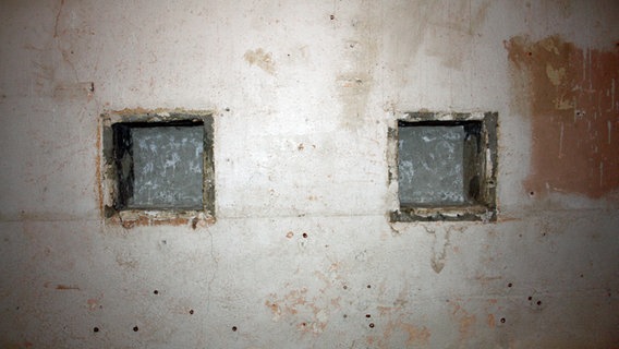 Im Kaufmann-Bunker ist eine frühere Durchreiche zu sehen © NDR.de Foto: Marc-Oliver Rehrmann