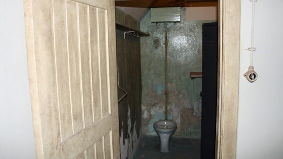 Eine der beiden Toiletten im Kaufmann-Bunker © NDR.de Foto: Marc-Oliver Rehrmann