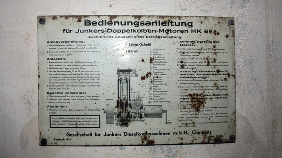 Im Kaufmann-Bunker hängt die Bedienungsanleitung für den Dieselmotor © NDR.de Foto: Marc-Oliver Rehrmann