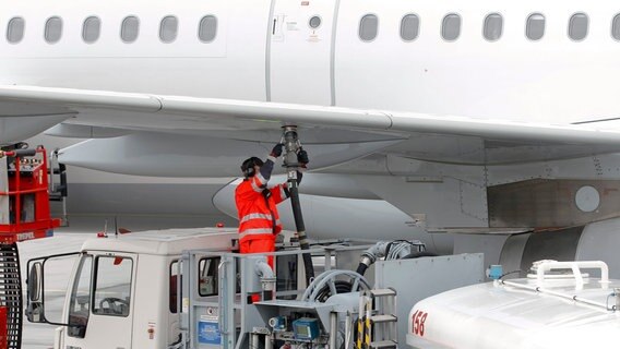 Ein Airbus A321-200 wird auf dem Hamburger Flughafen betankt. © picture alliance / dpa Foto: Markus Scholz