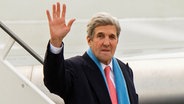US-Außenminister John Kerry steigt in Hamburg auf dem Flughafen aus einer Regierungsmaschine aus. © dpa Foto: Daniel Bockwoldt