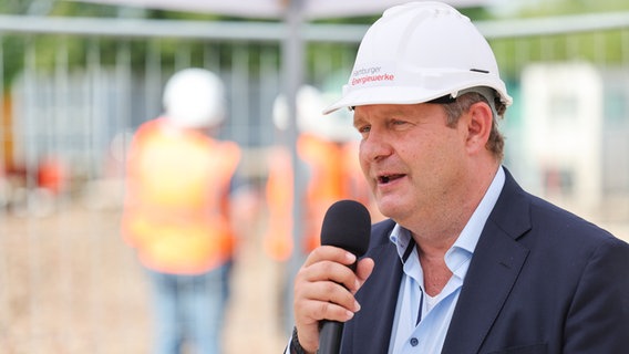 Umweltsenator Jens Kerstan (Grüne) spricht zum Baustart des Fernwärme-Tunnels in Hamburg auf der Baustelle. © Christian Charisius/dpa 