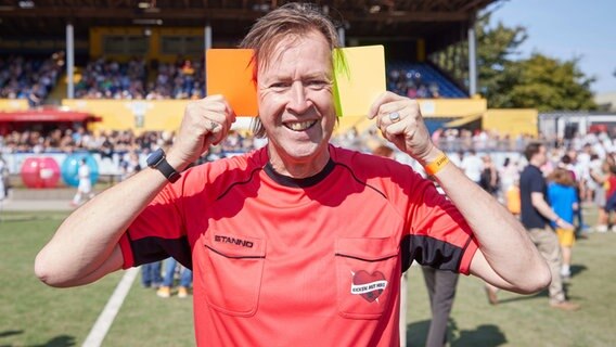 Lou Richter nimmt am Hamburger Benefiz-Fußballspiel "Kicken mit Herz" teil. © dpa Foto: Georg Wendt
