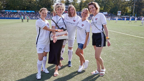 Prominente wie Hamburgs Zweite Bürgermeisterin Katharina Fegebank (Mitte) nehmen am Hamburger Benefiz-Fußballspiel "Kicken mit Herz" teil. © dpa Foto: Georg Wendt