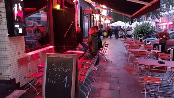 Zwei Personen stehen im Eingangsbereich einer Bar in Hamburg-St. Pauli. © NDR Screenshot 