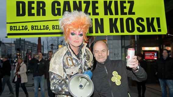 Clubbetreiber Corny Littmann (r.) und Dragqueen Oliva Jones beim Auftakt der Protest-Aktion "Der ganze Kiez ein Kiosk". © picture-alliance / dpa Foto: Daniel Reinhardt