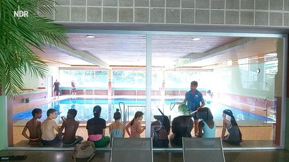 Kinder beim Kinderschwimmen. © NDR Foto: Screenshot