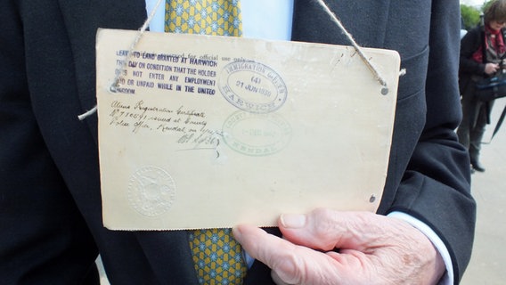 Das frühere Kindertransport-Kind Hellfried Heilbut zeigt ein Dokument, das er einst im Zug um den Hals trug.  Foto: Marc-Oliver Rehrmann