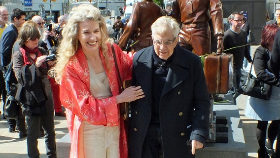 Der Bildhauer Frank Meisler steht zusammen mit seiner Frau Lucy vor seinem Denkmal für die Kindertransporte nach England am Bahnhof Hamburg-Dammtor  Foto: Marc-Oliver Rehrmann