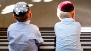 Zwei Jungen mit Kippa sitzen auf einer Treppe. © picture alliance/dpa Foto: Daniel Bockwoldt
