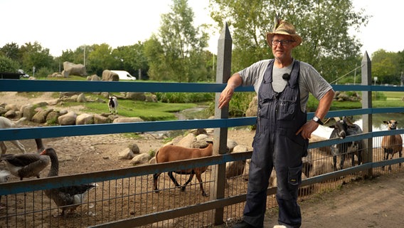 Gerd Horn engagiert sich ehrenamtlich auf dem Kinderbauernhof in Kirchdorf-Süd. © NDR 