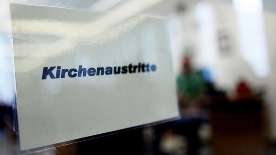 Ein Schild mit der Aufschrift "Kirchenaustritte" in einer Behörde. © picture-alliance/dpa Foto: Oliver Berg