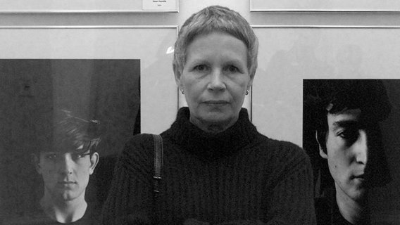 Fotografin Astrid Kirchherr steht im Hamburger Museum für Kunst und Gewerbe vor Bildern der Beatles und Zeitgenossen. Fotografin Astrid Kirchherr steht im Hamburger Museum für Kunst und Gewerbe vor Bildern der Beatles und Zeitgenossen. © picture alliance / Stefan Hesse Foto: Stefan_Hesse
