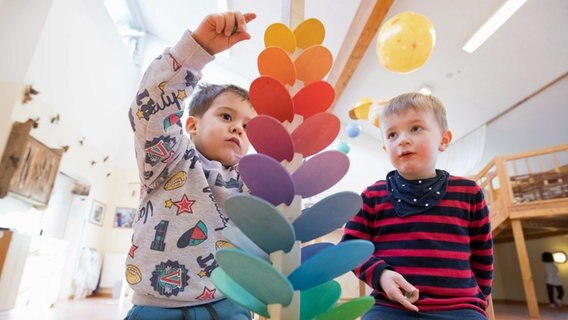 Kinder spielen in einem Kindergarten mit einer klingenden Murmelbahn. © picture alliance / dpa Foto: Christian Charisius