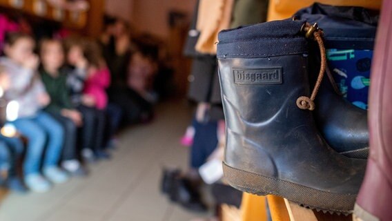 Gummistiefel stehen in einem Regal in einer Kita. © picture alliance/dpa | Sina Schuldt Foto: Sina Schuldt