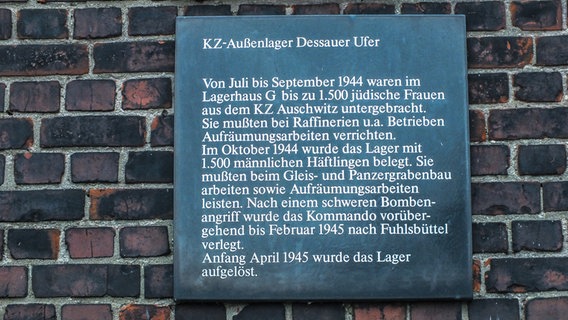 Eine Tafel informiert über die Geschichte des Lagerhauses G als Außenlager des KZ Neuengamme © NDR.de Foto: Marc-Oliver Rehrmann