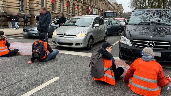 Die Straße ist durch die Protestaktion komplett blockiert. © NDR Foto: Finn Kessler