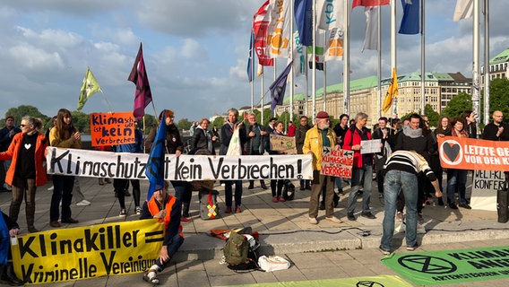 Klima-Aktivistinnen und -Aktivisten bei einer Demo in der Hamburger Innenstadt. Sie protestieren gegen eine Razzia gegen die "Letzte Generation". Klima-Aktivistinnen und -Aktivisten bei einer Demo in der Hamburger Innenstadt. Sie protestieren gegen eine Razzia gegen die "Letzte Generation". © NDR Foto: Ingmar Schmidt