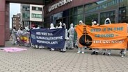 Klimaaktivisten protestieren gegen 5th Global LNG Forum. © NDR Foto: Kai Salander