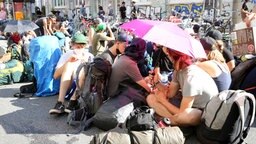 Klimaaktivisten ziehen am Sonnabend vom Volkspark zum Hamburger Hafen. Klimaaktivisten ziehen am Sonnabend vom Volkspark zum Hamburger Hafen. © dpa Foto: Bodo Marks