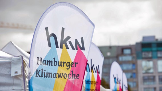 Ein Aufsteller mit der Aufschrift "hkw Hamburger Klimawoche". © picture alliance / dpa Foto: Georg Wendt