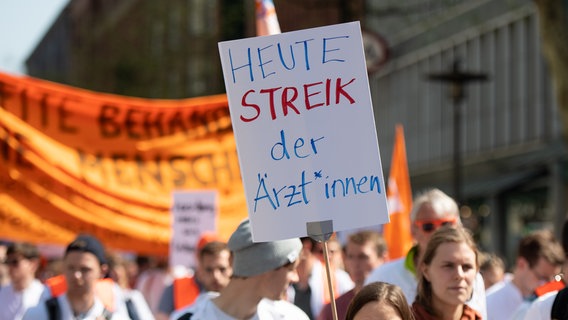 Lekarze protestują z transparentem "Dziś strajkują lekarze".  © dpa Zdjęcie: Daniel Reinhardt