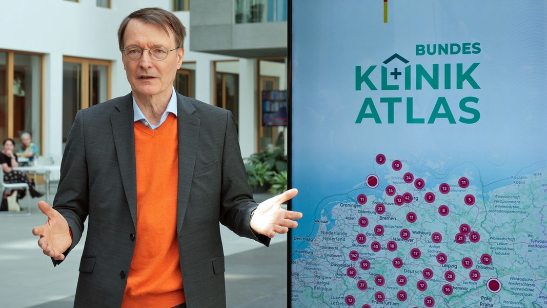 Bundesgesundheitsminister Karl Lauterbach stellt den Bundes-Klinik-Atlas vor.