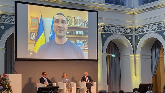 Wladimir Klitschko spricht per Videoschalte in der Hamburger Handelskammer. © NDR Foto: Dietrich Lehmann