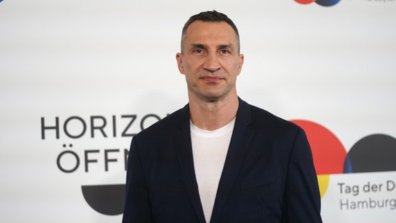 Wladimir Klitschko, ehemaliger Box-Weltmeister, kommt auf die Plaza der Elbphilharmonie zum Festakt. © picture alliance/dpa | Marcus Brandt Foto: Marcus Brandt