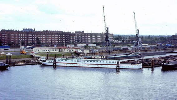 Das Klubschiff "Praha" liegt im Saalehafen in Hamburg © HHLA Archiv 