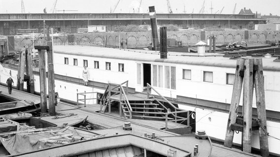 Eine historische Aufnahme vom Klubschiff "Praha" im Saalehafen © HHLA Archiv 