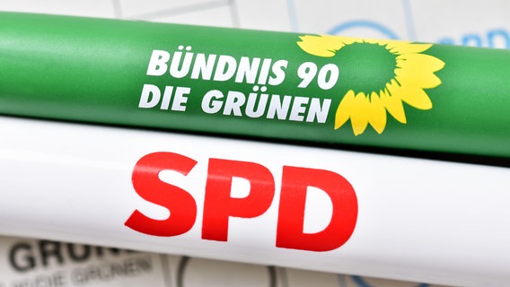 Parteien-Kugelschreiber auf einem Stimmzettel, Koalition aus SPD und Grünen, Rot-Grün © picture alliance / CHROMORANGE | Christian Ohde Foto: Christian Ohde