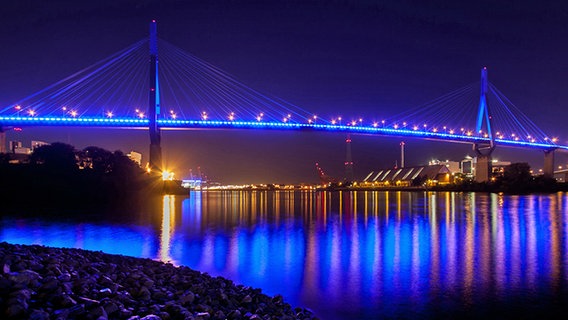 Die Köhlbrandbrücke erstrahlt in Blau. © Dennis Weber Foto: Dennis Weber
