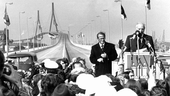 Bundespräsident Walter Scheel (rechts) bei der Einweihung der Köhlbrandbrücke am 20. September 1974 © dpa Foto: Wulf Pfeiffer